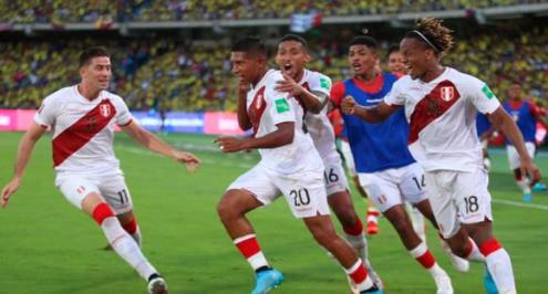 منتخب بيرو يفوز على نظيره الكولومبي في تصفيات كأس العالم (فيديو)